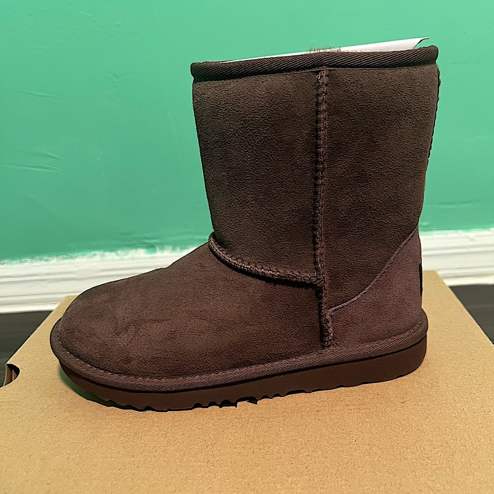 UGG Kids Classic 2 Boots (BRAND NEW!!) 
Size 2